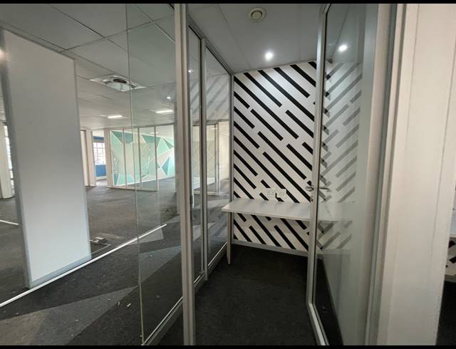283M² OFFICE TO LET IN BRYANSTON